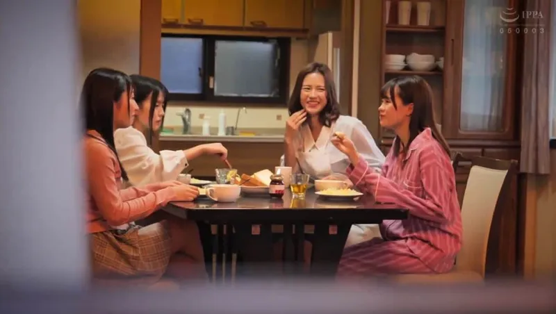Bố đi vắng, 4 ái nữ ở nhà bị những tên côn đồ để ý tới